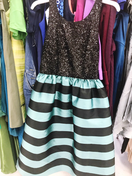 女人的衣服在壁橱里图片下载