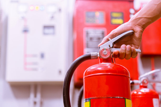 靠近灭火器和红色水箱上的拉销。图片下载