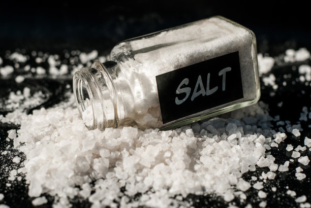 黑色背景上的盐瓶图片下载