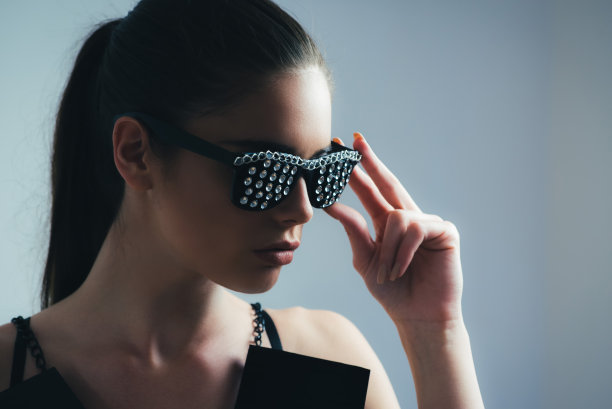 带着派对太阳镜的迷人女人图片下载