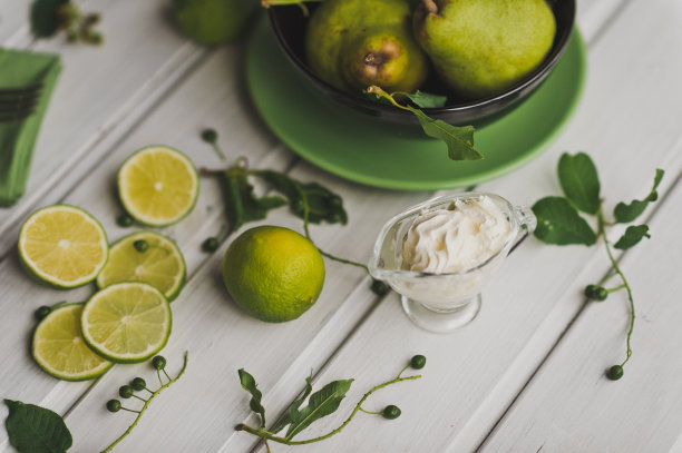 桌子上的柠檬切片照片8697。图片下载