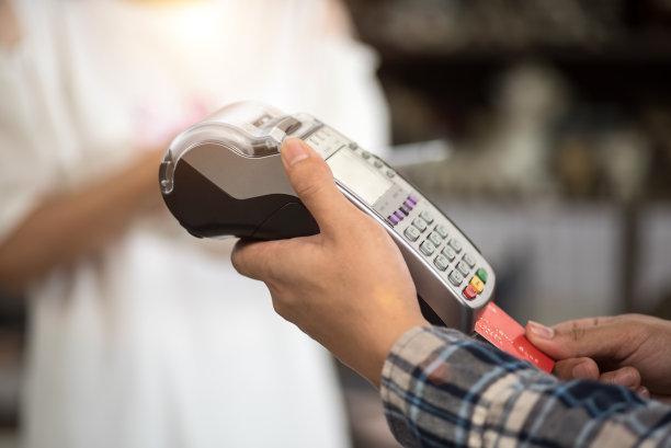 信用卡机由人工操作，图片下载