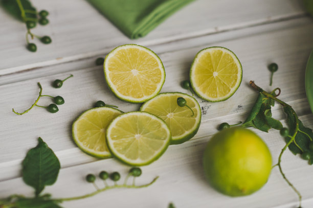 桌子上的柠檬切片照片8696。图片下载