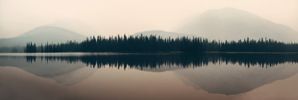 多雾的山湖图片下载