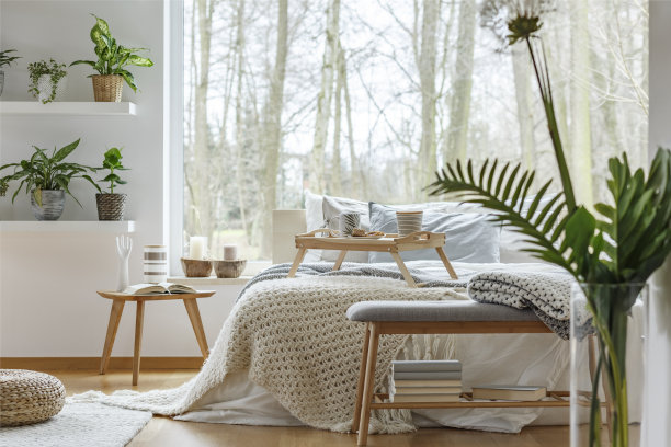 窗户在舒适的卧室内部图片下载