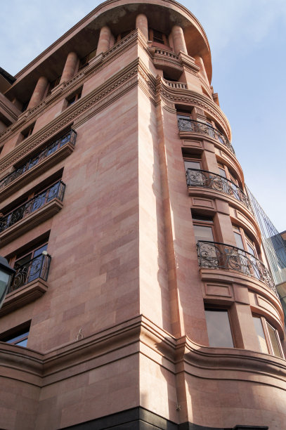 这座建筑是由红色凝灰岩建造的。图片下载