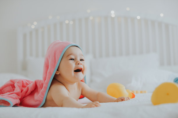 穿着粉色浴衣的小女孩素材图片