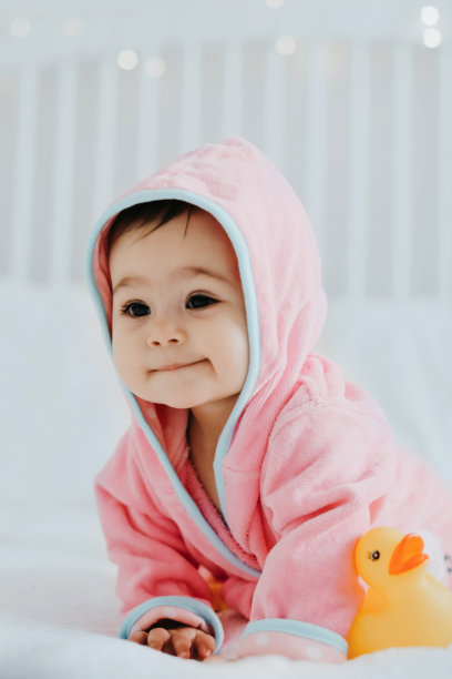 穿着粉色浴衣的小女孩素材图片