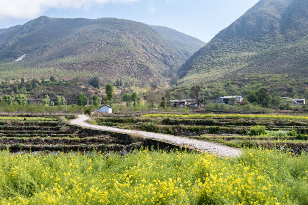 中国云南沙溪蜿蜒山谷公路素材图片