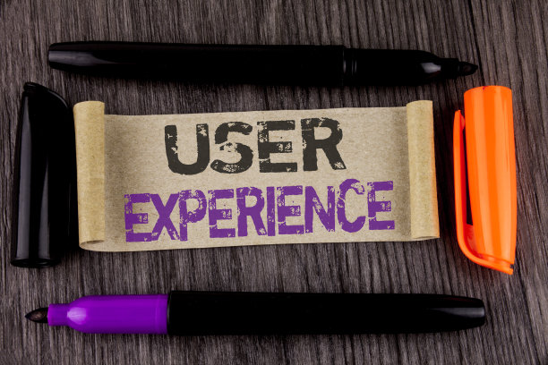 展示用户体验的手写概念。商业照片文本客户体验反馈网络基础设施开发写在硬纸板上的木制背景标记旁边。图片下载