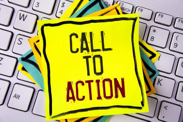 写便条显示呼吁行动。商业照片展示最重要的在线数字营销活动的一部分，写在黄色便利贴纸放在白色键盘上。前视图。图片下载