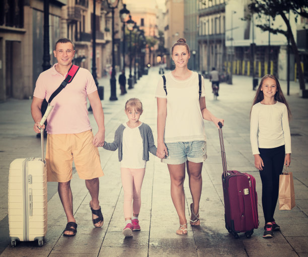 一大群游客在散步图片下载