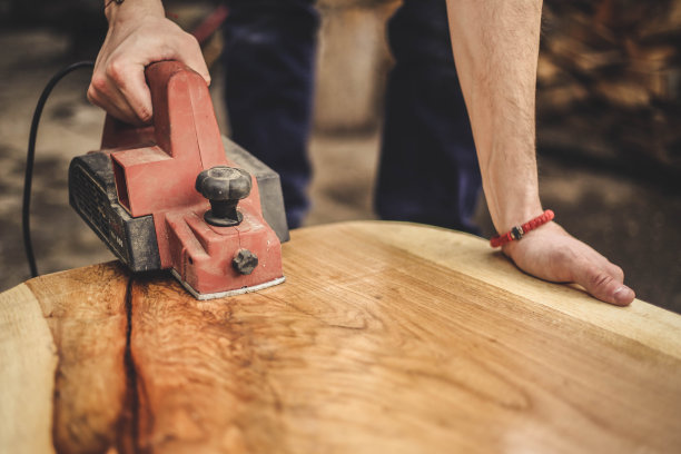 聚焦木匠锯木板图片下载