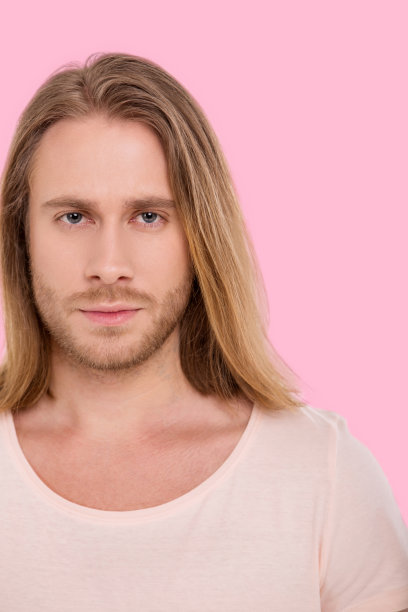 长头发帅哥的肖像图片下载