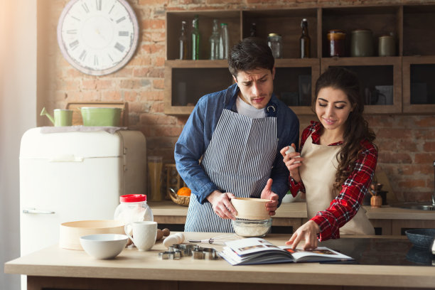 快乐的年轻男女在阁楼厨房里烘焙图片下载