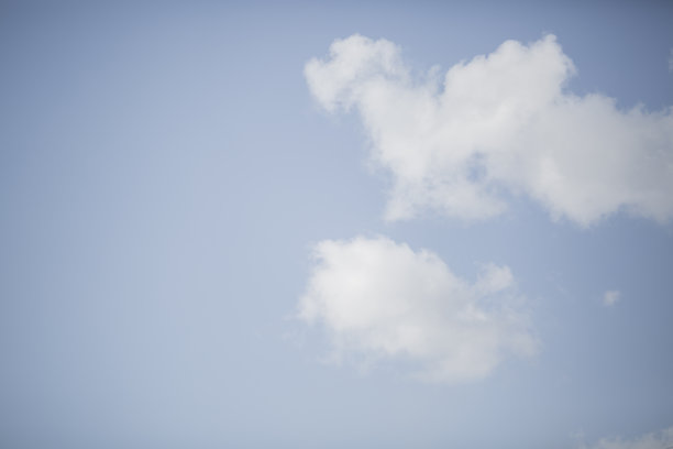 深蓝色的天空覆盖着白云图片下载