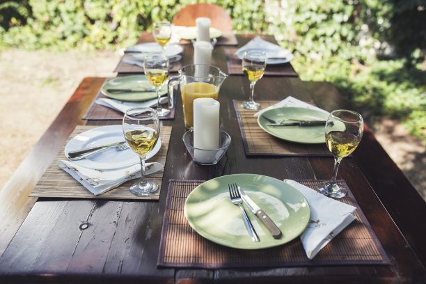 为家人准备好餐桌图片下载