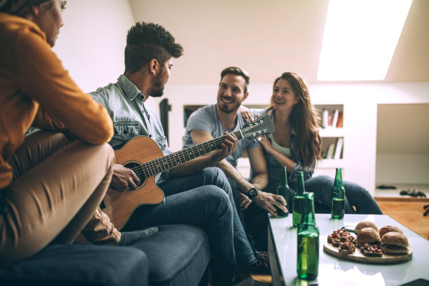 一群朋友喝啤酒玩吉他图片下载