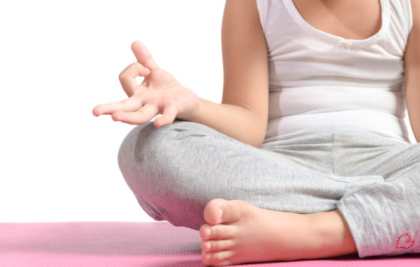 近距离的手。孩子做瑜伽。图片下载