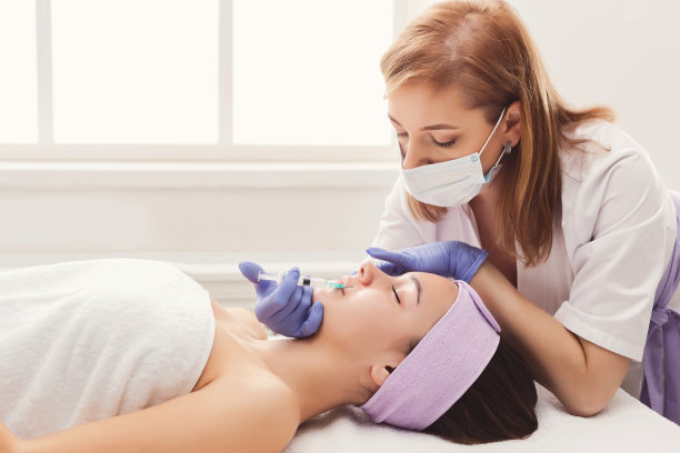 女人在美容院接受美容注射图片下载