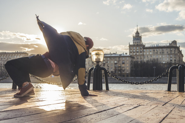 生活方式的杂技运动，在外面的街道在日落图片下载
