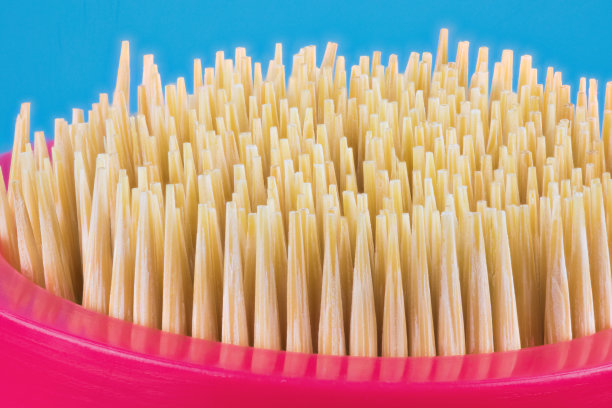 牙签套装或工具包牙签放在特殊的盒子或盒子里。微距拍摄采用叠加技术图片下载