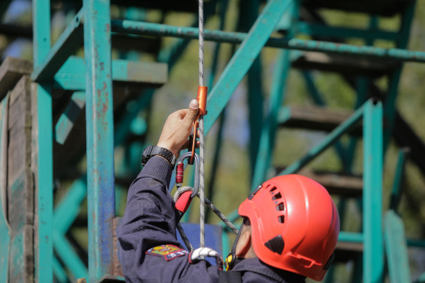 消防队员正在进行绳索攀爬演习图片下载