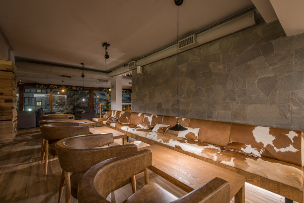 动物印沙发在餐厅内部素材图片