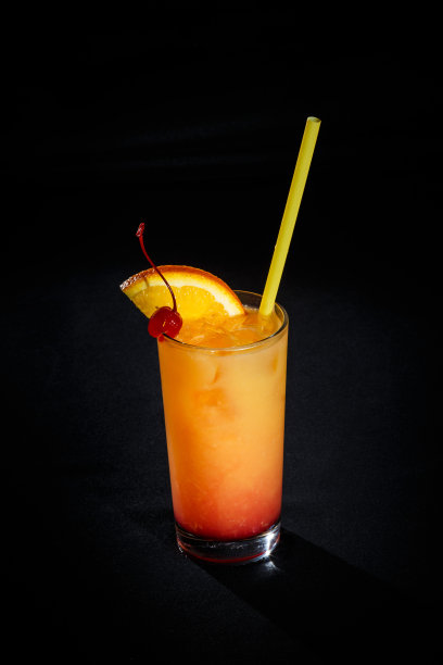 黑色背景上的鸡尾酒图片下载