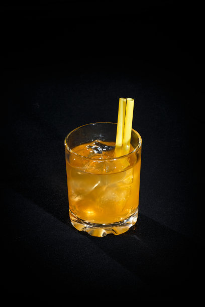 黑色背景上的鸡尾酒图片下载