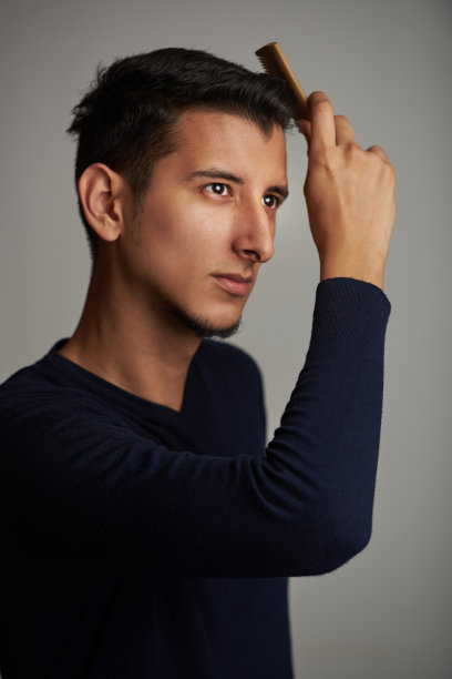 整理头发的年轻男人图片下载