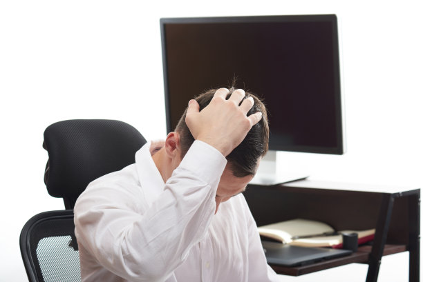 心烦意乱的人在办公室背景图片下载