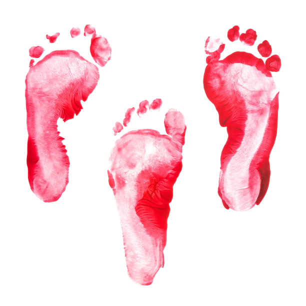 孩子的脚印红色设置孤立在白色背景。许多孩子的指纹或邮票纹理艺术品的教育和旅程。底部视图。关闭了。图片下载