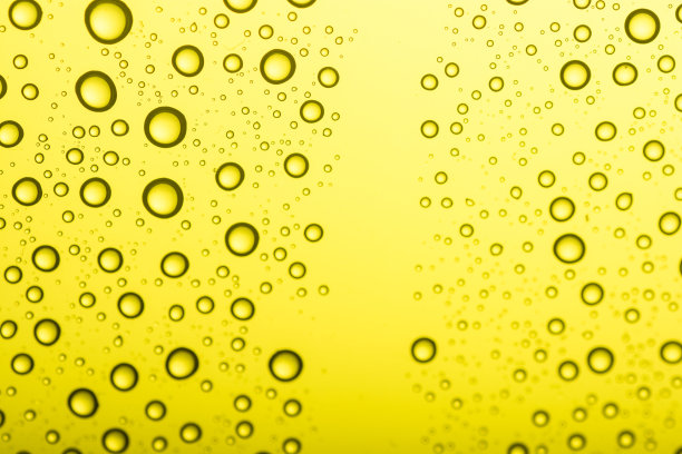 黄色背景上的水滴图片下载