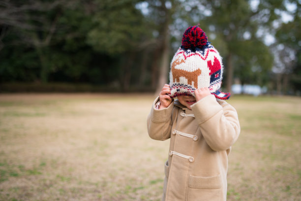 戴着针织帽的小女孩图片下载