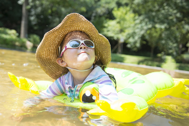 小女孩在玩水图片下载