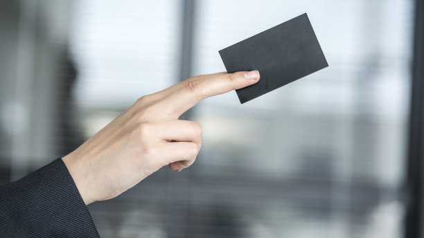 拿着名片的女人图片下载