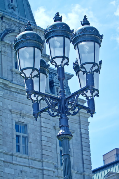 城市街灯的背景花哨的老建筑。早晨的景观与古老的灯柱。最佳图片的美丽路灯设计项目，封面，壁纸，横幅或海报。图片下载