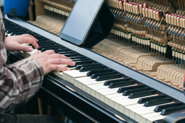 一张街头音乐家弹奏钢琴的手的照片图片下载