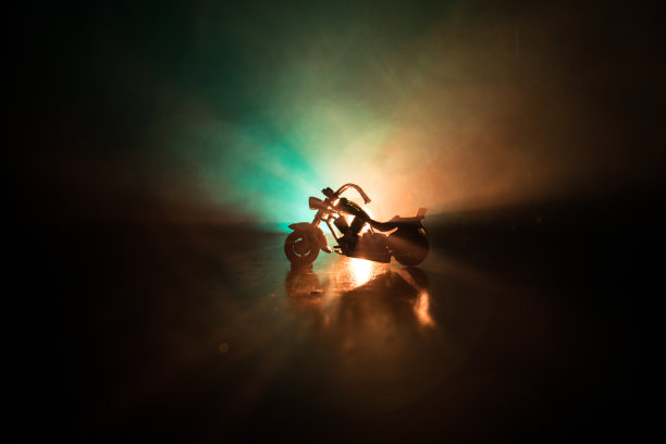 大功率摩托车斩波器。雾与背光的背景与男人骑在晚上。空的空间素材图片