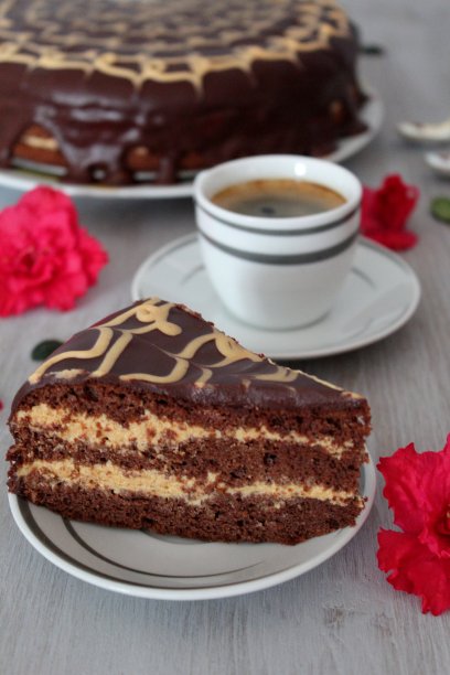 自制奶油焦糖巧克力蛋糕。图片下载
