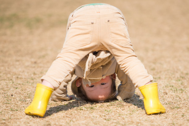 小女孩在冬天的草坪上玩耍图片下载