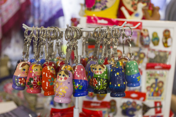 俄罗斯套娃在纪念品市场商店。不同颜色的俄罗斯娃娃图片下载