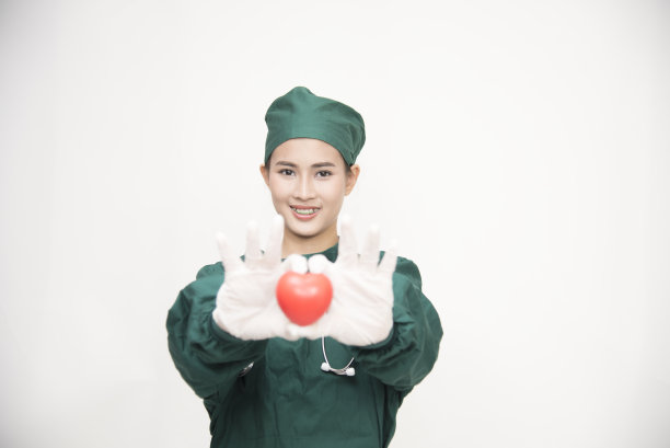 女医生抱着心脏，外科医生，护士，药房用听诊器。医疗保健和医疗理念。图片下载