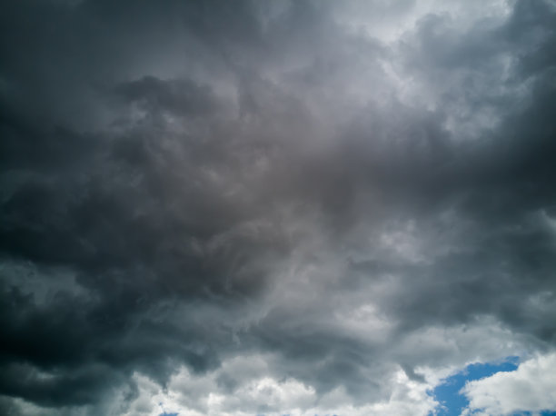 春季天空多云，积云呈黑色和白色图片下载