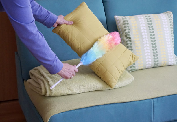 女人用手清扫灰尘，大扫除房子的概念图片下载