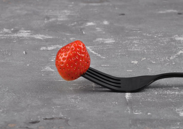 叉子上的草莓和水泥图片下载
