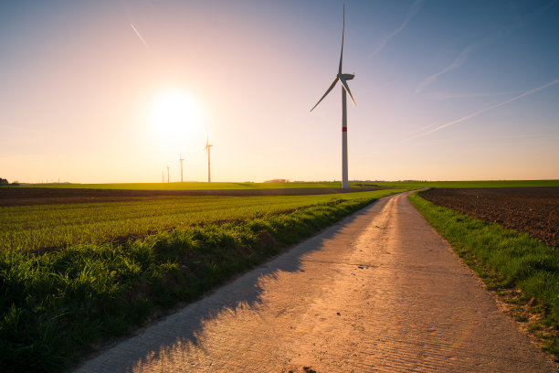 田野里日落时的风车图片下载