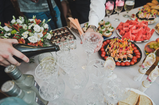 侍者斟满一杯起泡香槟。。图片下载