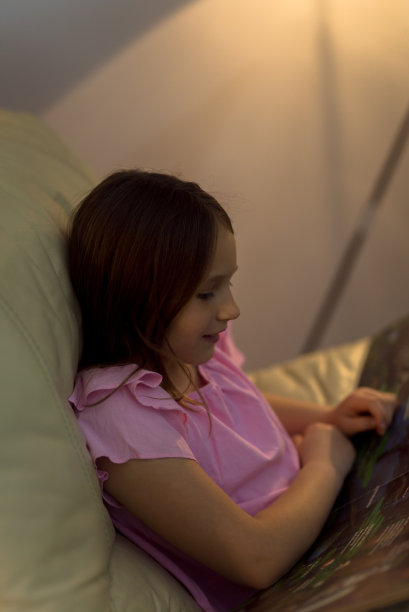 小女孩喜欢睡前读书图片下载